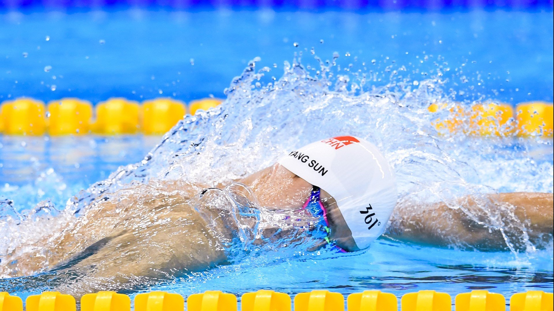 “跃山飞跃：悬崖与荒原的极速震撼”，飞跃山丘